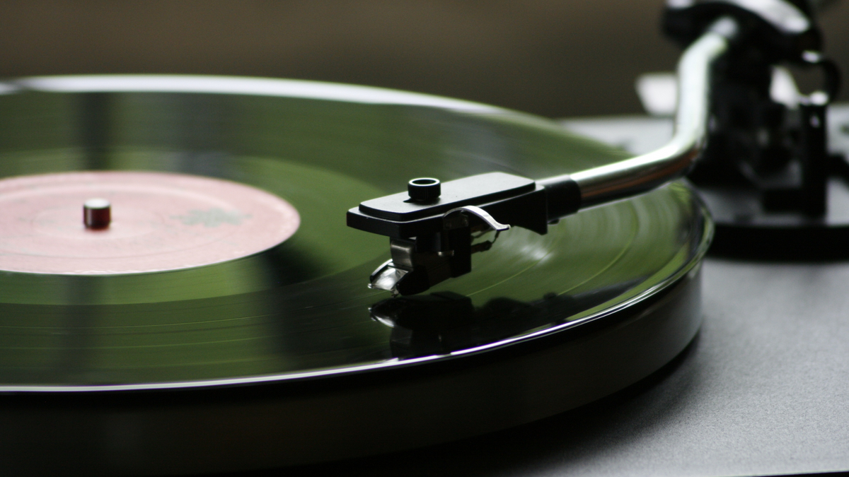 Pflege und Aufbewahrung von Schallplatten: So bleiben deine Vinyl-Schätze in Top-Zustand